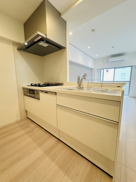 柔らかで活気に満ちた印象を与えるデザインのキッチンを採用しました。オープンタイプで開放的♪コンロ側は壁付けなっているのでお掃除がしやすいです。