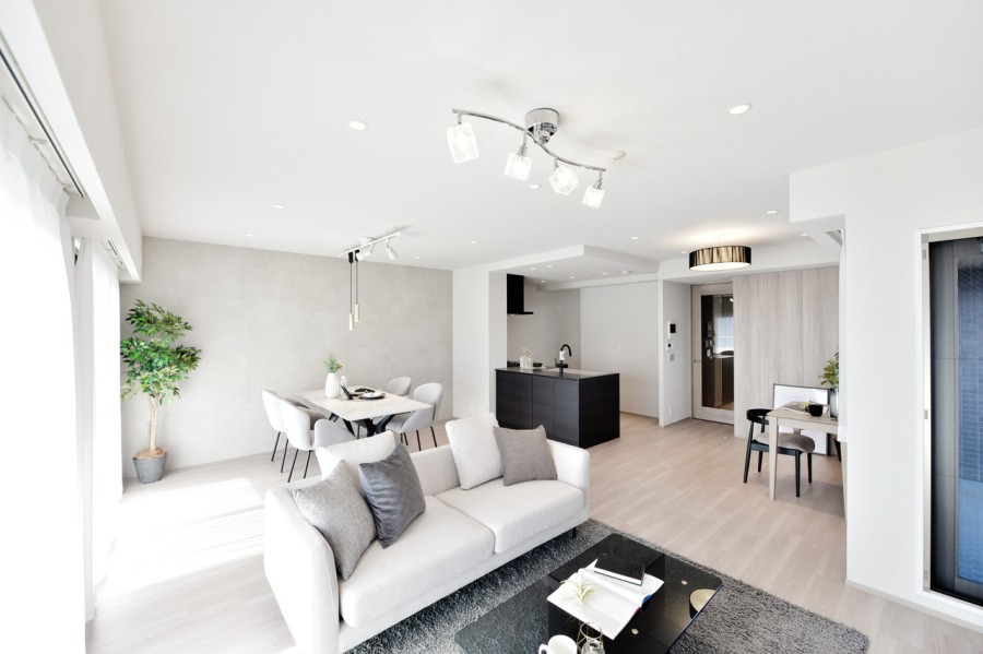 13階部分の南東角住戸、南と東の二面採光で明るく開放感のあるLDKです。約23帖の広さがあり、床暖房完備でゆったりとくつろげます。 神戸の街の雰囲気に馴染むシンプルながらもスタイリッシュな内装です。