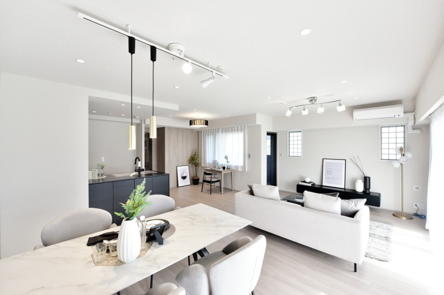 窓が多く、全居室がバルコニーに面した明るいお部屋です。シンプルな内装に仕上げていますのでどんなインテリアとも馴染みがよく、インテリアを選ぶ楽しみに心が躍ります。エアコン1台新規設置済みです。