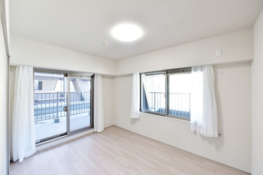 洋室1(約6.5帖)は二面採光で一日を通して優しい光が差し込むお部屋です。壁一面の大きなクローゼットを設置していますので、お部屋はきれいに整頓出来ます。お好みのインテリアや小物で空間を演出して頂けます。