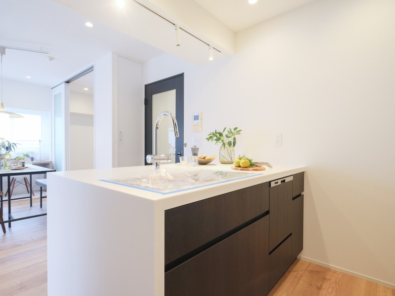 シンク側を対面、コンロ側を壁付に配したセパレートタイプのキッチンを採用しました。動線が短く、作業効率に優れた使い勝手の良い設計です。