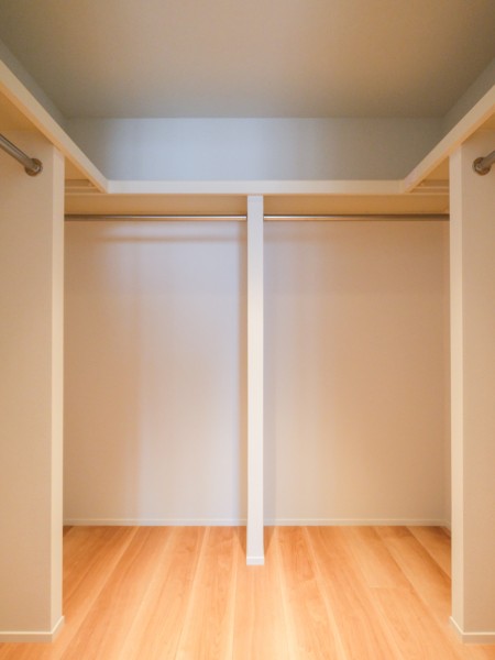 洋室1には約2.2帖の広さを誇るウォークインクローゼットがあります。衣類はもちろん、オフシーズンの家電や趣味のグッズもたっぷり収納いただけます。