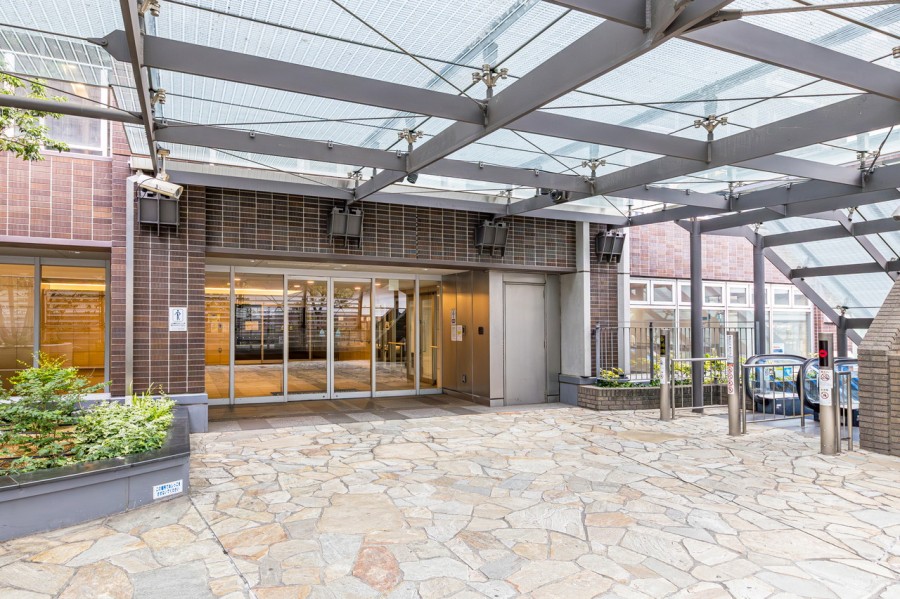 24時間有人管理・ダブルオートロックを採用しセキュリティも充実したレジデンスです。ラグジュアリーな空間が快適な都心ライフへと誘います。