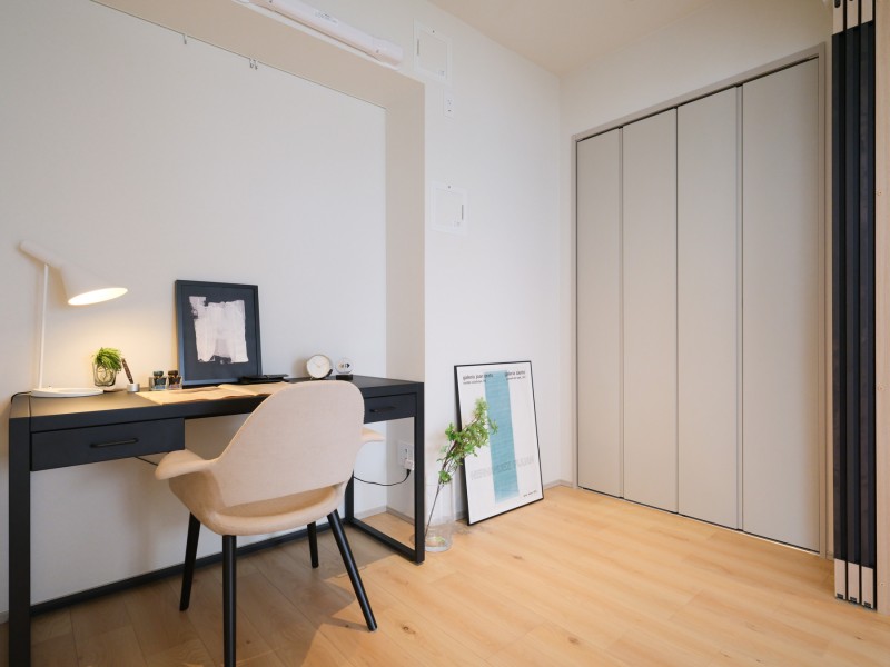 洋室3にはピクチャーレールを設置しているため、壁を傷つける心配なくご家族のお写真や絵画、グリーンなどを飾ることができます。