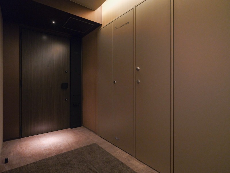 重厚感のある扉とブラウンカラーで統一された共用部は高級感のある空間となっております。内廊下設計で外から見えないため安心してお過ごしいただけます。スカイラウンジやスカイテラスなど共用設備が充実してます。