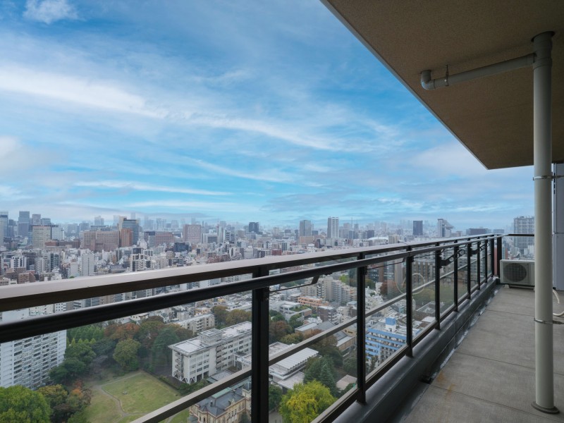 横幅約12mのワイドバルコニーは開放感があり、リフレッシュスペースにぴったりです。お部屋にいながら、季節の変化を感じることができます。