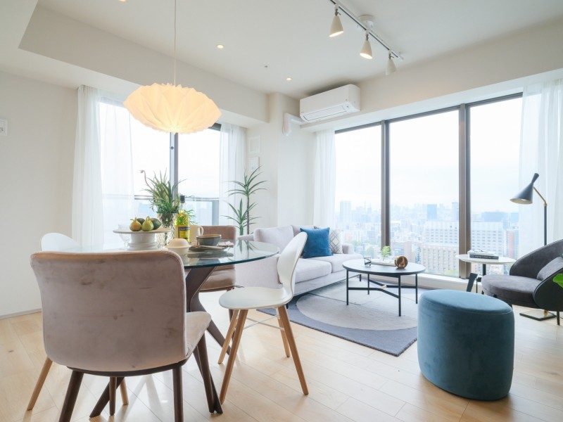 約18.0帖のLDKには大きな窓があり、角部屋ならではの二面採光でたっぷりの光を採り込む居住空間です。カーテンを開けると、都会ならではの景色をお部屋にいながらお楽しみいただけます。