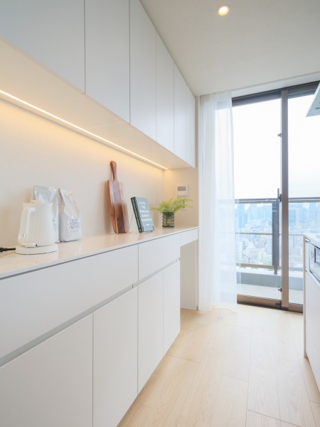 キッチンの背面にはカップボードを設置いたしました。収納が豊富にあり、お料理の動線を考えた収納をすることができます。カウンター部分に家電や小物をディスプレイしてお好みのキッチン作りを楽しめます。