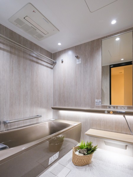 1620サイズのユニットバスでなめらかな曲線と光沢が美しい浴槽です。間接照明がついており、自然のやさしさを感じる6つの明かりがくつろぎの世界を演出するラグジュアリーな空間です。