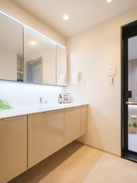 洗面室にはゆとりのある洗面化粧台を設置いたしました。ゆったりとご使用いただける空間です。三面鏡裏や足元に収納があり、身支度グッズやお掃除グッズなど収納することができます。