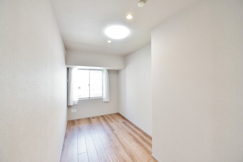 洋室3(約6.0帖)は北側のバルコニーに面し、一日を通して優しい光が差し込むお部屋です。リビングから離れて静かに趣味や読書に没頭できるプライベートスペースです。