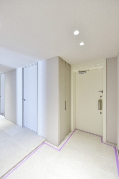 家族やゲストを最初に迎える家の顔である玄関スペースです。人感センサーライトを設置しましたので、お荷物で手がふさがっている時でも、遅い時間のご帰宅でも、自動点灯で安心です。