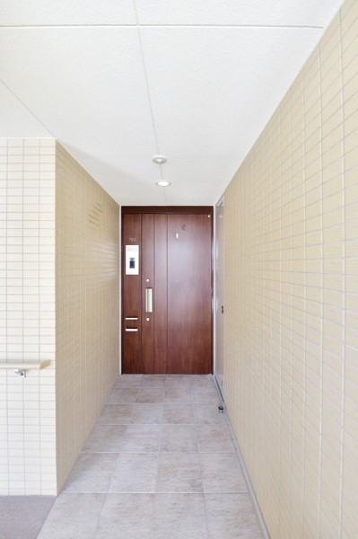 玄関前には広々としたポーチが広がり、プライバシーをしっかりと確保してくれます。ゆったりと静かな暮らしがかなう、7階部分最上階のお部屋です。