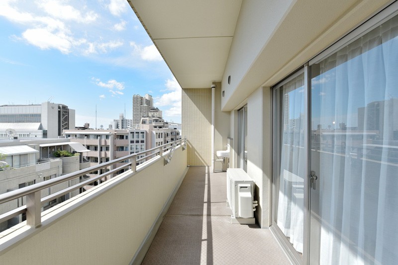 南東向きのゆったりとしたバルコニー、お部屋の中に優しい光とさわやかな風を運んでくれます。お洗濯ものも気持ちよく干せそうです。最上階の南東向きですので、陽当たり・眺望良好です。