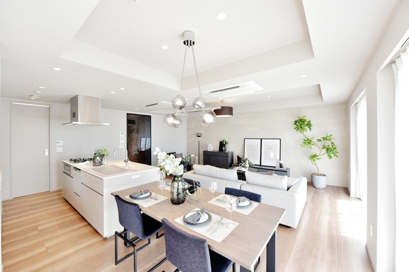 南東の大きな開口部から優しい光が差し込むLDK約24.5帖です。壁にはタイルを貼り、落ち着きのある優しい内装に仕上げました。床暖房を完備していますので、冬も足元から暖かく快適にくつろぐことができます。