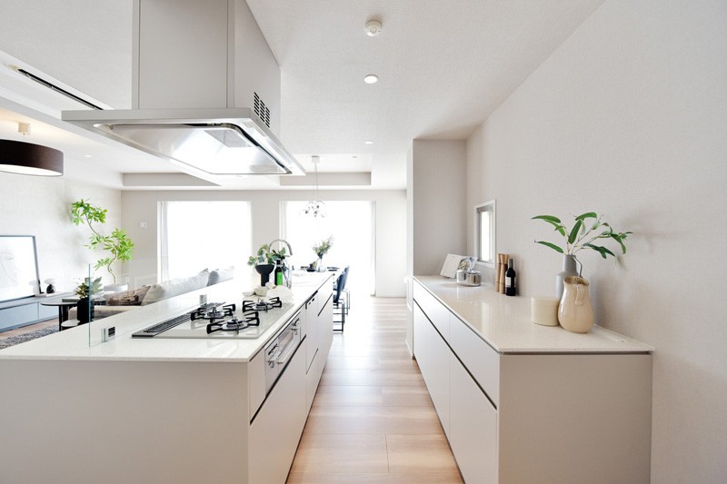 キッチン背面にはキッチンと同じ田中工藝製のカップボードを備え付けました。キッチン家電を置いたり、食器の収納にも便利ですし、作業台としても使用できます。ダストボックスも見えないように収納でき、すっきりとした空間を保てます。