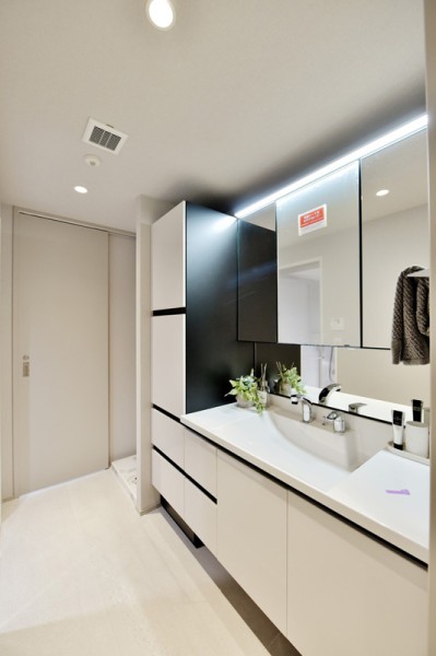 入浴後の穏やかな時間も朝の慌ただしい時間も快適に過ごせるパウダールームです。三面鏡裏、キャビネットなどたっぷりの収納を備え付けましたので、小物からリネン類などを整頓でき、いつも清潔な空間を保てます。廊下側からも洗面側からも出入りできる2WAYタイプの機能的な間取りです。