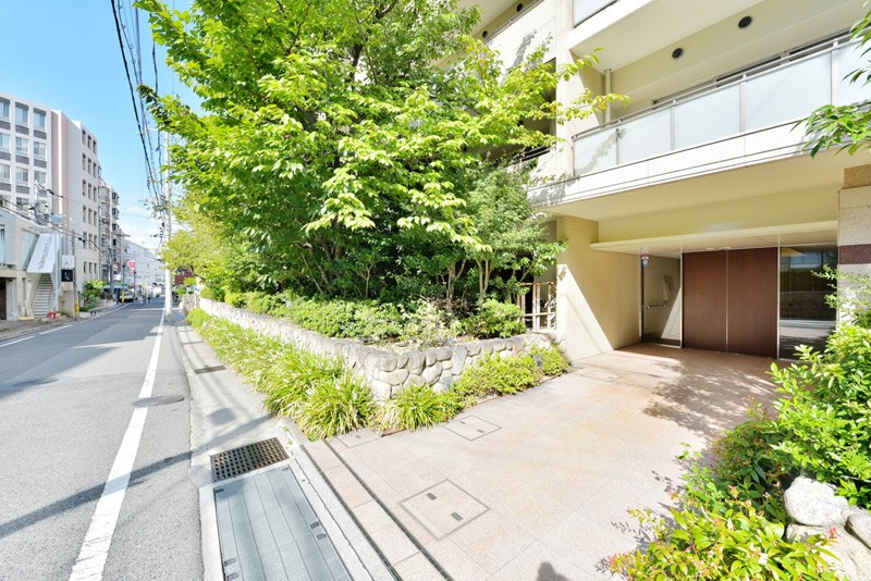街並みになじむ石垣と整えられた植栽が美しいエントランスです。国道2号線、山手幹線、国道43号線も近くお車でのお出かけもスムーズです。駅の南側には東灘区役所もあり、各種お手続きもしやすいです。