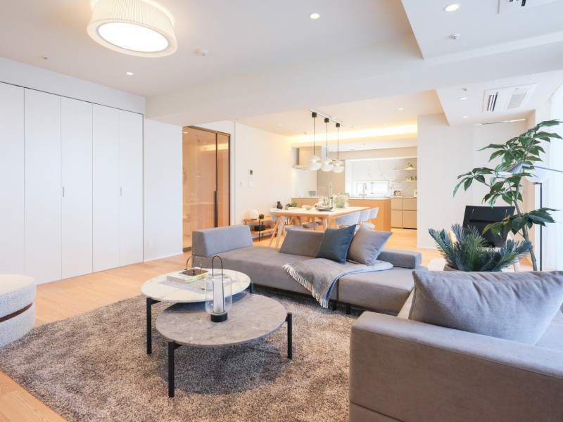 リュクスな暮らしを叶えるリビングルームは、約28.5帖の広さを誇る空間です。家族やご友人と過ごす時間を快適に、より上質に感じられるゆとりのある住まいです。