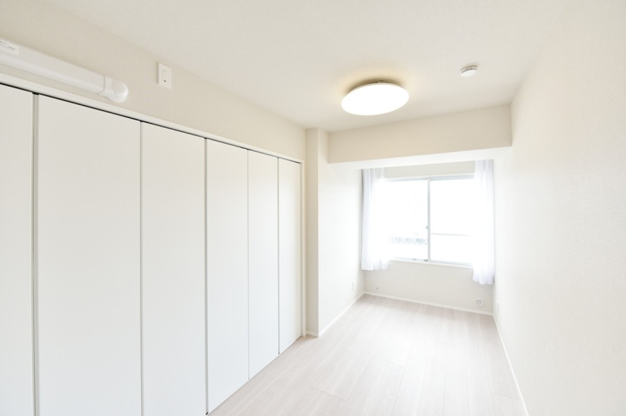 洋室2(約4.8帖)は大容量の機能的なクローゼットを配置し、居室を効率良く使用できます。東側の窓からは東山連峰を望む眺望があり、遠くの山々の緑と大きな空をが目を癒してくれます。