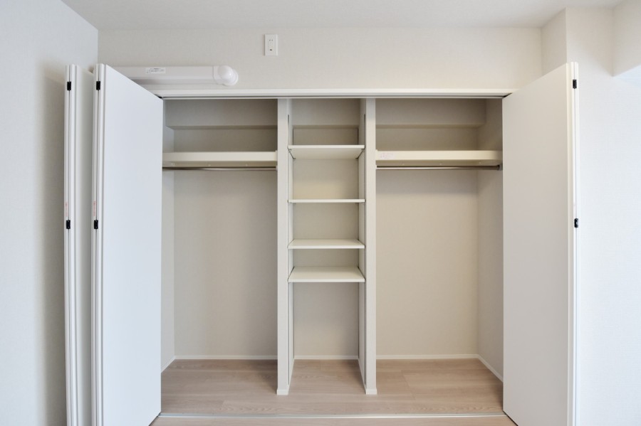 洋室2にはハンガーパイプに棚を備え付け、衣類や小物を整頓しやすい機能的なクローゼットを設置しました。お部屋に収納家具を置かずに済みますので、お掃除もしやすいです。