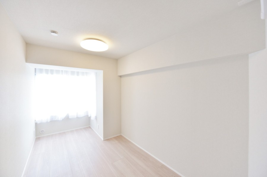 洋室3(約5.2帖)は東側に窓があり、優しい朝日が差し込むお部屋です。リビングから離れて静かに自分の時間や課題に集中できるプライベートスペースです。