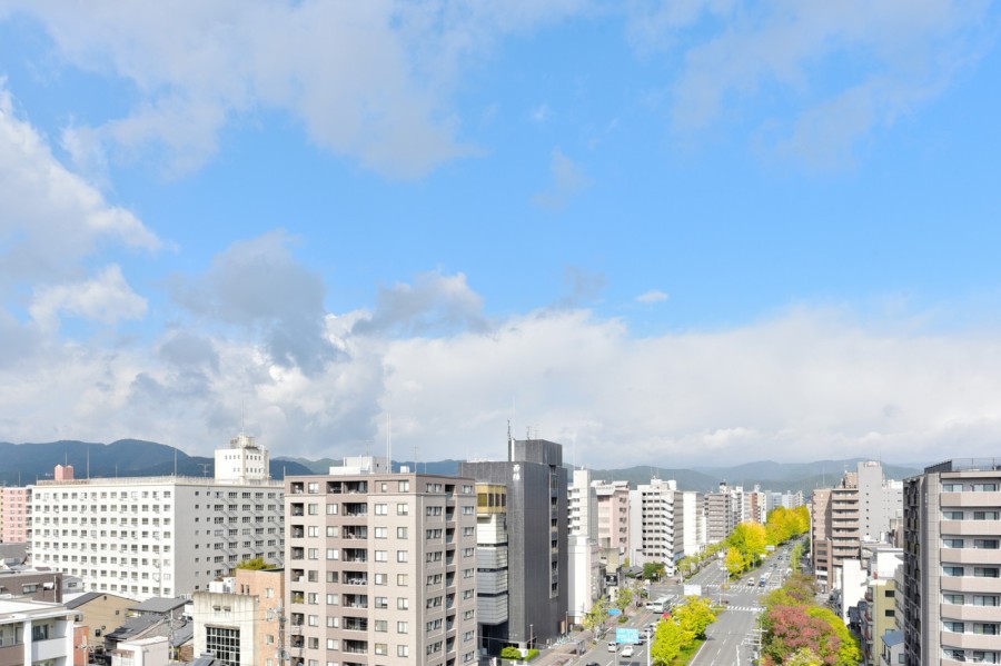 最上階の三方角部屋につき、眺望・通風良好なお部屋です。京都らしい街並と時間とともに変化していく大きな空を眺めることができる開放的な住まいです。窓が多く心地の良い風を感じることができる居住空間が広がります。