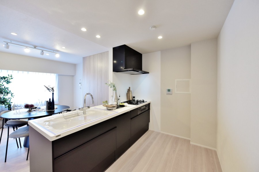 壁付キッチンから対面式の開放感あるオープンキッチンへ変更しました。リビングやダイニングでくつろぐ家族とのコミュニケーションをとりながら家事ができます。食器洗浄乾燥機完備で、家事の時短に役立ちます。