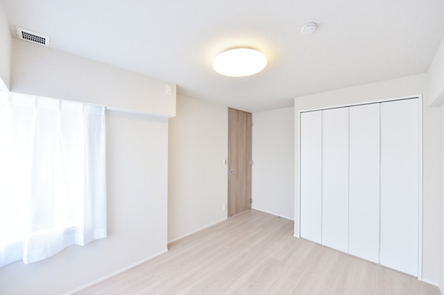 洋室1(約6.4帖)はリビングインのお部屋で、家族の気配を感じながらもプライバシーをしっかりと確保できるプライベートスペースです。コーナーウインドウから優しい光が差し込みます。