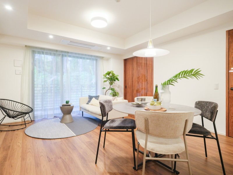 LDKは約16.8帖の広さがあり、優しくナチュラルな空間です。ツヤ感のある建具がお部屋のアクセントとなっています。リビングからは新宿御苑の緑を望めるので、安らぎの時間をお過ごしいただけます。