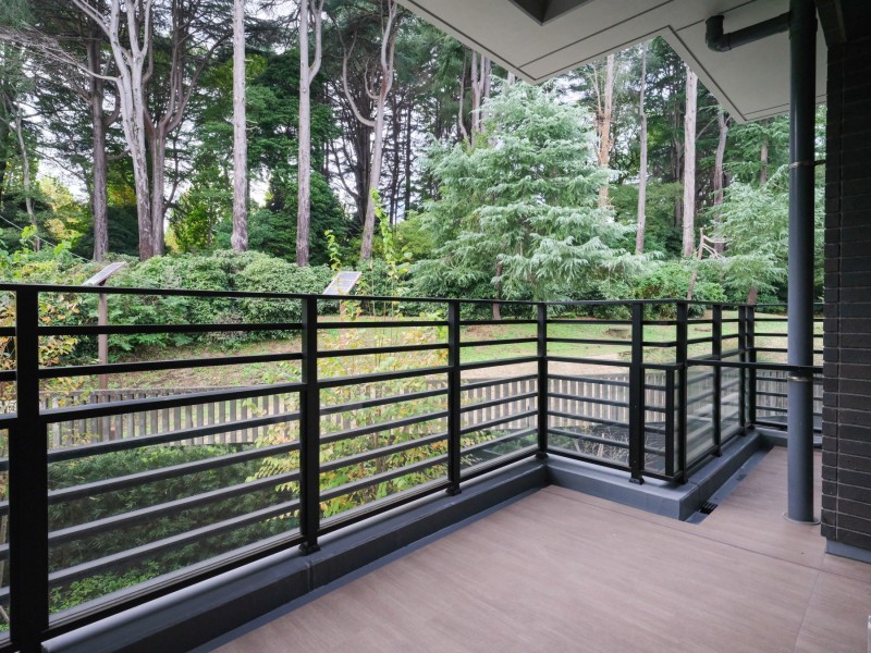 バルコニーからは新宿御苑の緑を観賞することができます。都会の喧騒を忘れて、マイナスイオンを感じてリフレッシュでき、のんびりしたい時にオススメの空間です。