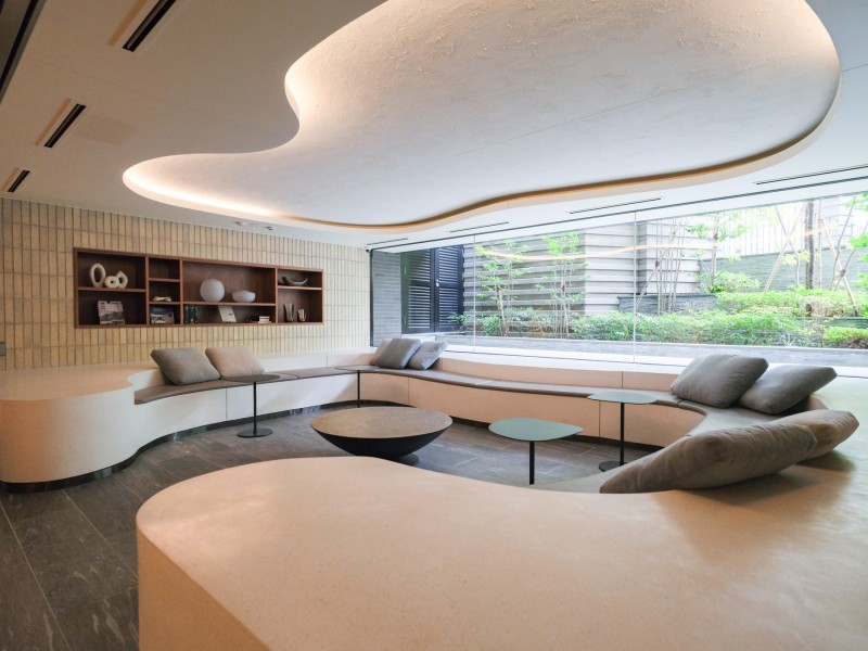 エントランスは大きな窓とソファがあり、ホテルライクな空間となっております。ご近所の方やお友達と座ってお話をして、楽しいひと時を送れます。お手入れが行き届いた綺麗な共用部が快適な生活へ誘います。