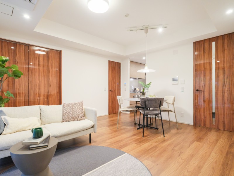 LDの天井は折り上げ天井となっており、空間に広がりや奥行きを生み出し、開放感を演出しております。スタイリッシュな空間で、都市生活のやすらぎを深める快適な暮らしが叶う住まいです。