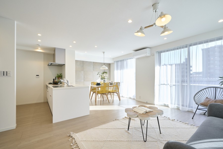 LDKは約19.8帖の広さがあり、窓から優しい光を取り込みます。フロア材は木目調が美しく、それぞれの表情を楽しむことができます。耐摩耗性・抗菌性・ヒビワレ防止機能があります。