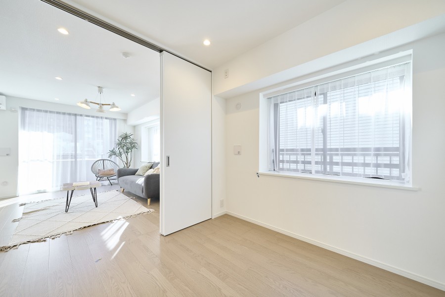 洋室3は約4.0帖の広さがあります。普段は引き戸を開放し拡張リビングとして使ったり、来客時は引き戸を閉めてプライベート空間を隠したり、フレキシブルにお使いいただけます。