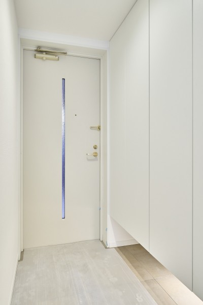 気品溢れる玄関には高さのあるシューズボックスを設置いたしました。大切なシューズの形を崩さず収納できます。ブラックカラーの建具が美しく、玄関とのコントラストをお楽しみいただけます。