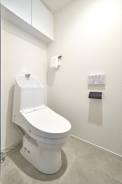 レストルームは淡く清潔感が溢れる空間となっております。吊戸棚があり、日用品を収納することができます。扉付きなので生活感を隠せるのも嬉しいポイントです。