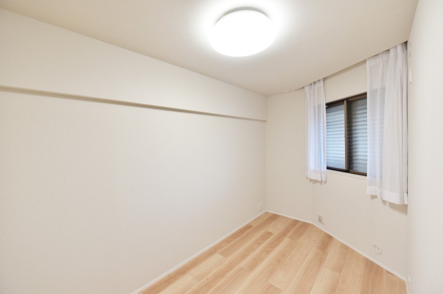 洋室2(約4.9帖)はリビングから離れて静かに自分の時間や課題、趣味などに集中できるプライベートスペースです。全ての居室にクローゼットを設置していますので、居室を有効に活用できます。