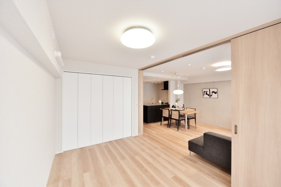 洋室3(約6.2帖)リビングに隣接しており、扉を開放して拡張リビングとしても使用できる機能的な間取りです。家族の気配を感じながらゆったりとくつろげる南向きのお部屋です。