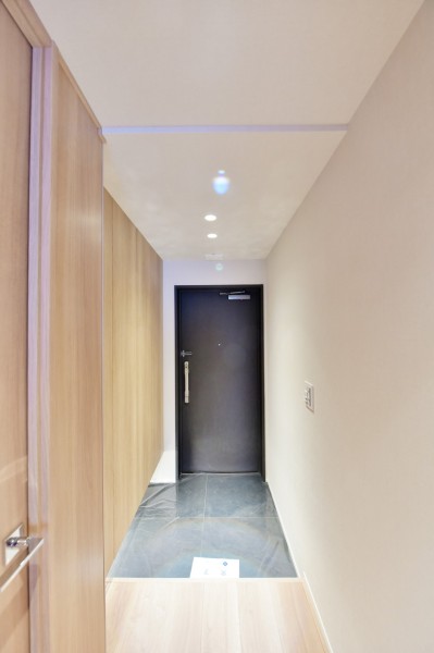 フットライトが優しく足元を照らしてくれる玄関は家族やゲストをあたたかく迎えてくれます。人感センサーライトを設置していますので、遅い時間のご帰宅や手がふさがっている時でも、自動点灯で安心です。