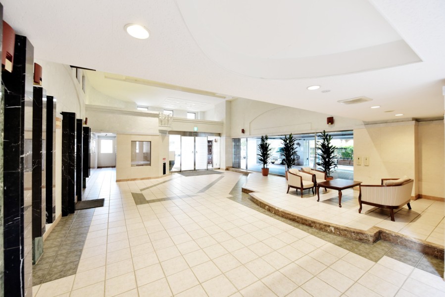 来客用駐車場もございますので来客時もご利用頂けます(規約細則あり)。鴨川のほとりに位置する当物件は、周辺には観光スポットも多数ありますので、ご親族やご友人を招いて楽しいひと時を過ごすことが出来ます。