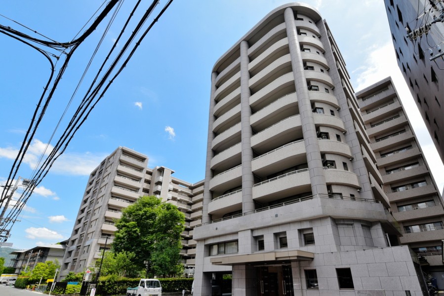 地下鉄『京都市役所前』駅徒歩6分、京阪本線もご利用可能です。鴨川のほとり、古都の優美な街並みと歴史を感じながら生活できます。大通りに面さず静かな住環境です。