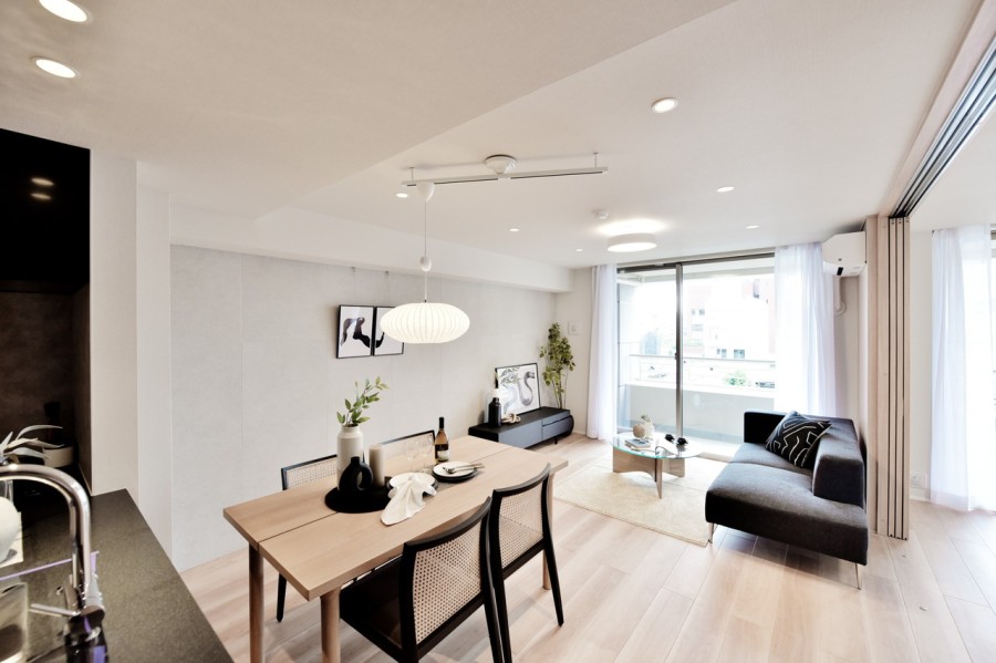 オークカラーのナチュラルな温かみがある内装ですが、壁のアクセントタイルやピクチャーレールで都会的な高級感を演出しています。隣の洋室を開放するとよりゆとりのある空間が生まれます。