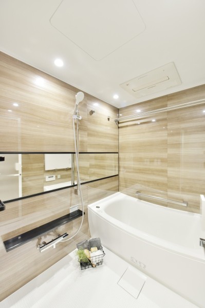 全身を包み込むような形状の浴槽を備え、ゆったりと癒しの時間を過ごせるバスルームです。浴室暖房乾燥機完備で、梅雨時の衣類の乾燥あら冬場の暖房運転まで一年を通して便利にご使用頂けます。