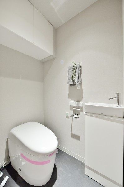 TOTO製ウォシュレット一体型のタンクレストイレを採用しています。手洗いカウンターを設置しましたので、家族やゲストが気兼ねなく使用できます。吊戸棚を設置していますので、小物類などの収納に便利です。