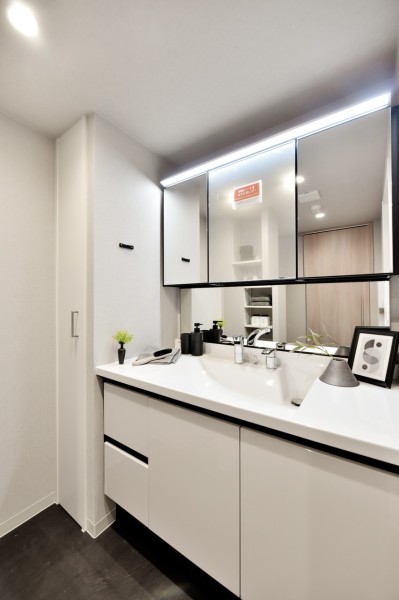 入浴後の穏やかな時間も朝の慌ただしい時間も快適に過ごせるパウダールームです。棚や収納をたっぷり備えていますので、タオル類や洗剤類などをたっぷり収納でき、整頓された空間を保てます。