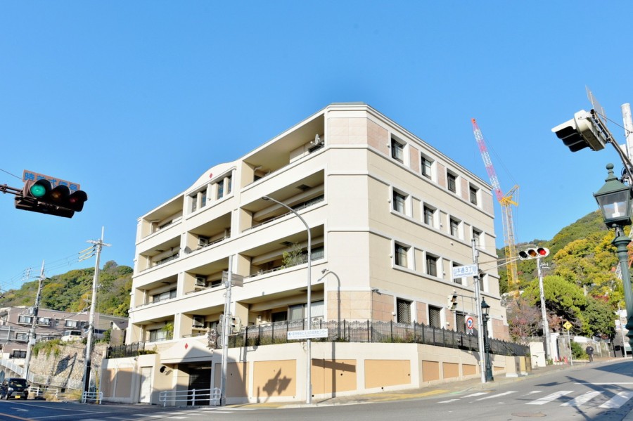 異人館が点在する神戸・北野エリア、異国情緒あふれるノスタルジックな外観が異人館街に馴染みながらも存在感をあらわしています。平成15年建築、総戸数19戸、4階建ての低層レジデンスです。