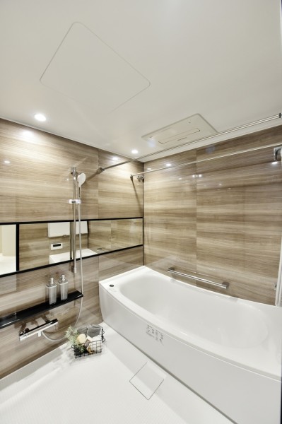 1620サイズのゆったりとした広さで、お子様とのにぎやかなバスタイムもお仕事のお疲れを癒すバスタイムもお楽しみいただけるバスルームです。浴室換気乾燥機付きですので、衣類の乾燥など一年を通して快適にご使用いただけます。