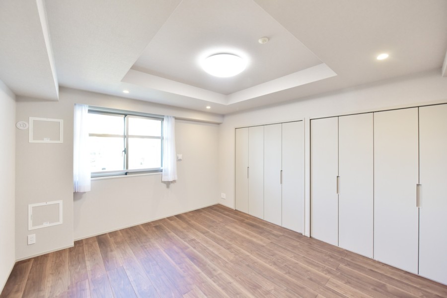 一日を通して優しい光が入る洋室1(約9.5帖)です。洗面室にも直接出入りができるホテルライクな間取りになっていますので、朝の慌ただしい時間や入浴後のリラックスタイムも快適に使用できる間取りです。