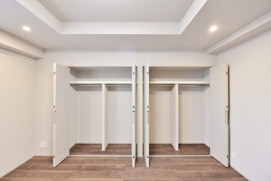 洋室1にはハンガーパイプに枕棚を備えた機能的なクローゼットを設置しました。お部屋に凹凸も少なく、家具の配置もしやすいお部屋です。そのほか、各居室、廊下にも収納を設置しております。